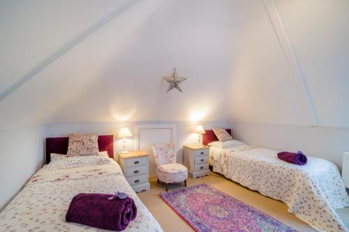 CharminsterにあるRuth'sのベッドルーム1室(ベッド2台付)