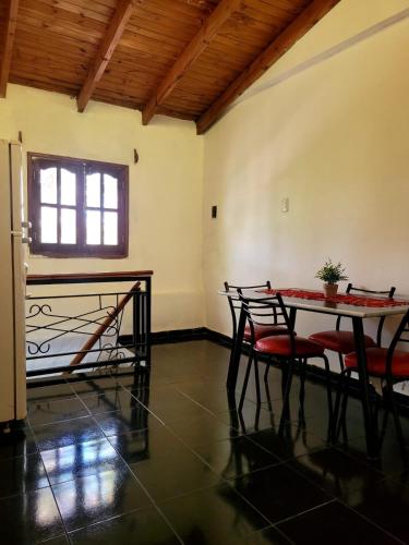 a room with a table and chairs and a window at Zurita Apart in San Fernando del Valle de Catamarca