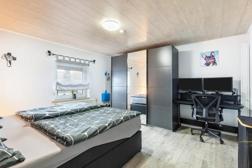 Bad EndbachFerienwohnung Klein Frankreich的带床和书桌的卧室