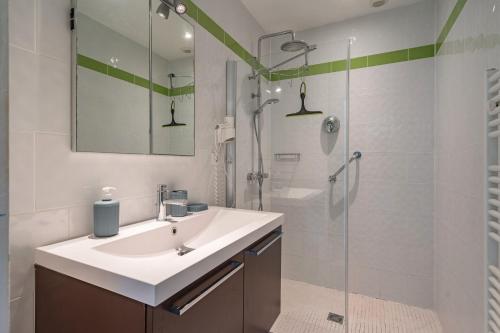 Saint-Simon-de-BordesにあるLa Palmyreの洗面台とシャワー付きの白いバスルーム