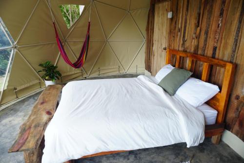 Postel nebo postele na pokoji v ubytování Romantic Glamping Dome with Epic Mountain Views