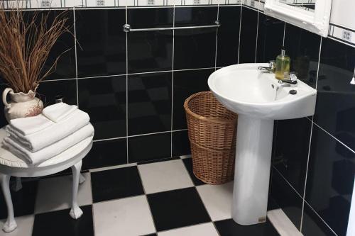 Koupelna v ubytování Apartment Sleeps 2 with Free Parking