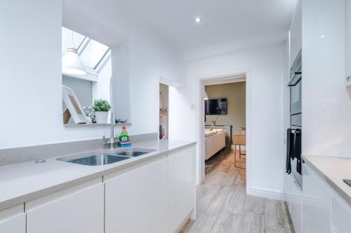 Η κουζίνα ή μικρή κουζίνα στο Stylish 5BR House, Chester Centre - Sleeps 12