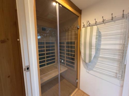 Gallery image of Little Foxwood - Garden Lodge with Sauna in Seale