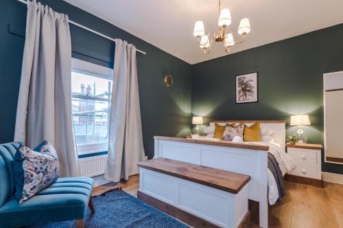 Ένα ή περισσότερα κρεβάτια σε δωμάτιο στο Stylish 5BR House, Chester Centre - Sleeps 12