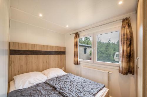une chambre avec un lit et une fenêtre dans l'établissement Tiny House Lohmen Garder See, à Lohmen