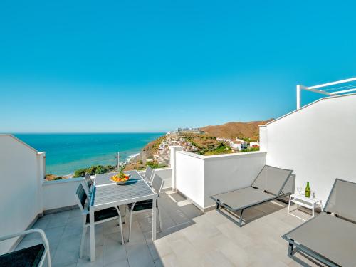 House with rooftop terrace, views and pool, Nerja