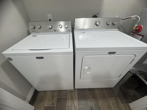 eine Küche mit zwei weißen Geräten in einem Zimmer in der Unterkunft Lucky Ace Suite - Next to Kickapoo Casino in Eagle Pass