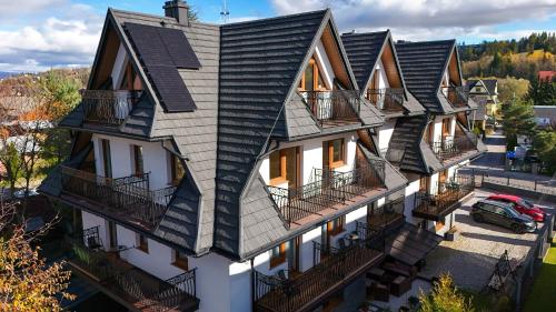 una vista aerea di una casa con balconi di Willa Lasak Termy&Ski a Biały Dunajec