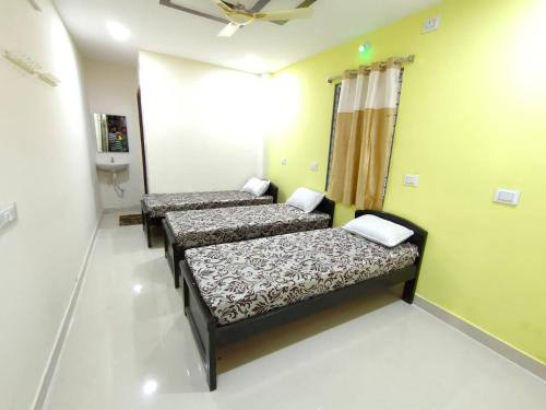 Ένα ή περισσότερα κρεβάτια σε δωμάτιο στο Bro Pg Gowlidoddi