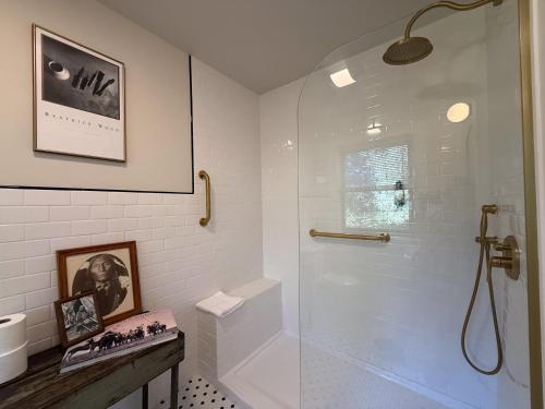 une salle de bain blanche avec une douche et un lavabo dans l'établissement MobyDick Hotel, à Ocean Park