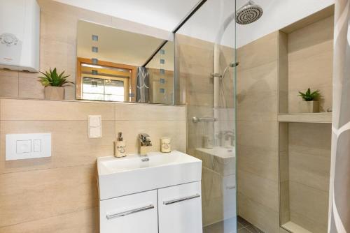 コトブスにあるFerienwohnung Kleine Auszeitの洗面台とシャワー付きのバスルーム