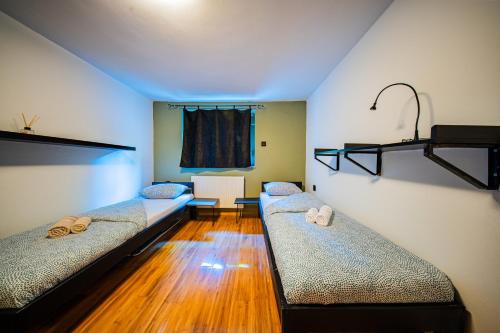 Ένα ή περισσότερα κρεβάτια σε δωμάτιο στο Flex SelfCheckIns 177 - Zagreb - 3 Bedrooms - Centre