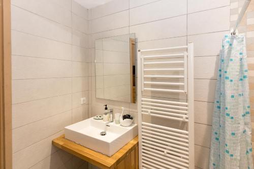 Saint-Pierre-dʼEntremontにあるLa Sabaudia En Chartreuseの洗面台と鏡のある白いバスルーム
