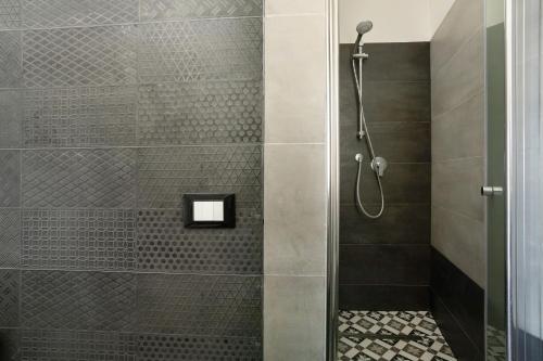 BiassaにあるCasa Merlinoの浴室のガラス扉付きシャワー