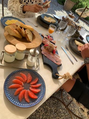 een tafel met daarop borden met eten bij La Noccemada, maison d'hôtes in Saint-Julien