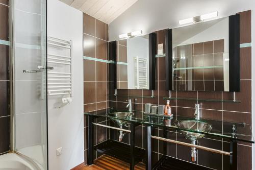 a bathroom with two sinks and a shower at Maison de vacances hyper centre in Sainte-Marie-de-Ré