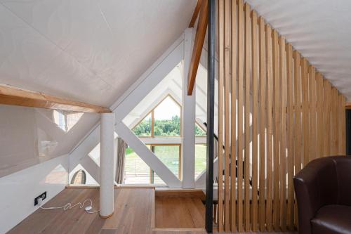 PloerenにあるSuite Cathédrale - Ty Castelの屋根裏部屋(大きな窓付)
