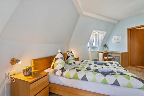 a bedroom with a bed and a desk with a lamp at Gästezimmer am Kleinmarkt in Meißen