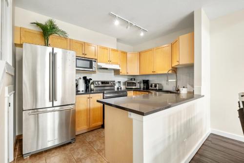 Η κουζίνα ή μικρή κουζίνα στο Sleeps 8 Loft with Pool Hot Tub Near Banff