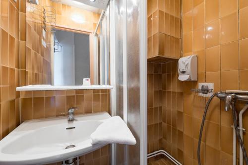 Koupelna v ubytování Hôtel Aragon - Centre ville gare