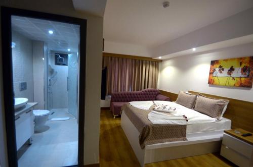 Ένα ή περισσότερα κρεβάτια σε δωμάτιο στο Devin Otel