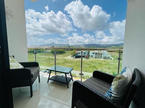 サンティアゴ・デ・ロス・カバリェロスにあるTranquilo y acogedorのリビングルーム(景色を望む大きな窓付)