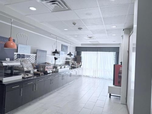 - une cuisine avec un baccalauréat teryasteryasteryasteryasteryasteryasteryasteryasteryasteryasteryasteryasteryasteryasteryasteryasteryasteryastery dans l'établissement Holiday Inn Express & Suites Bonham by IHG, à Bonham