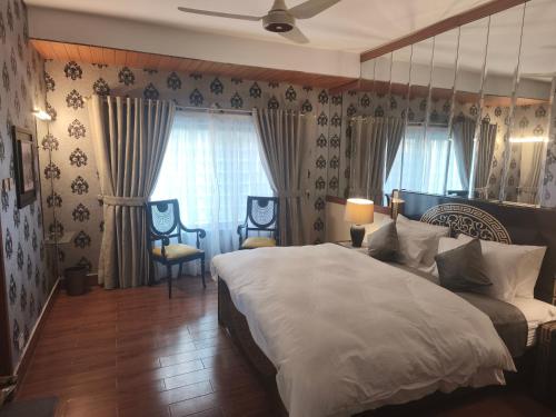 マリーにあるCrestwoodの大きな白いベッドと窓のある寝室