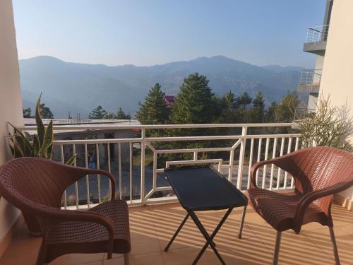 マリーにあるCrestwoodの山々を望むバルコニー(椅子2脚、テーブル1台付)