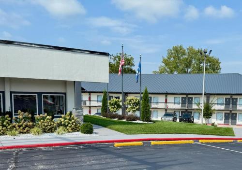 a building with a flag in front of it at Lx Hotel, Powered by ACW Circle in Manchester