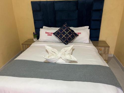 Postel nebo postele na pokoji v ubytování Kings Nest Lodge