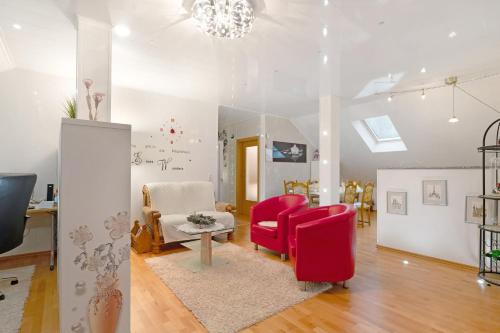 NohenにあるUrlaubsoase am Nahesteigのリビングルーム(赤い椅子、テーブル付)