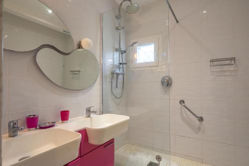 a bathroom with a sink and a shower at La Rochelle in Saint-Simon-de-Bordes