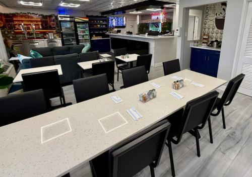 Un restaurant sau alt loc unde se poate mânca la Lx Hotel, Powered by ACW Circle