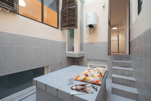 ein Zimmer mit einer Bank und einem Kissen darauf in der Unterkunft Casa Grande in Santa Cruz de Tenerife