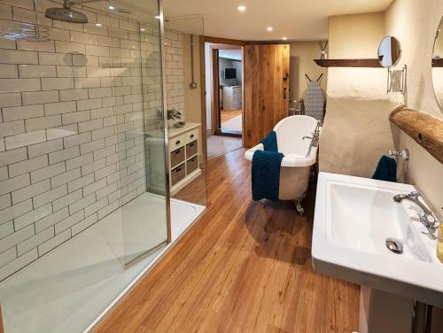 ein Badezimmer mit Waschbecken und Dusche in der Unterkunft Chinnerys Country Cottage in Cavendish