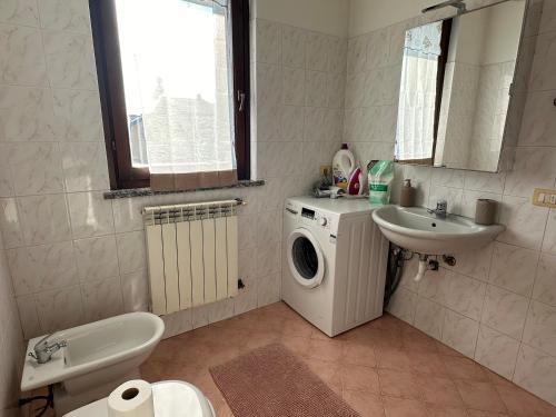 Koupelna v ubytování De Homes - Appartamento moderno con Balcone vicino Assago e Milano