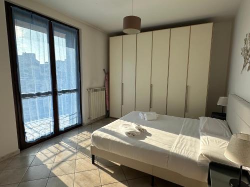 Postel nebo postele na pokoji v ubytování De Homes - Appartamento moderno con Balcone vicino Assago e Milano