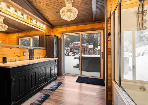 a kitchen with a sink and a shower in a house at Copper Kettle Lodge in Cook Forest in Sigel