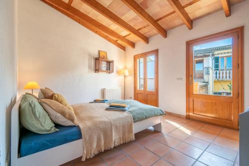 サンタ・マルガリーダにあるCasa Juttaの部屋にベッドがある寝室