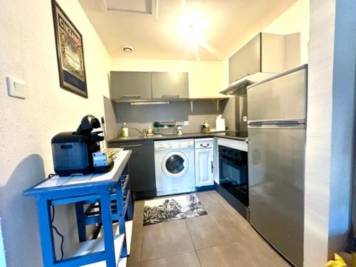 kuchnia z lodówką ze stali nierdzewnej i zmywarką do naczyń w obiekcie studio cœur de ville 25 m2 avec vue cathédrale w mieście Narbona