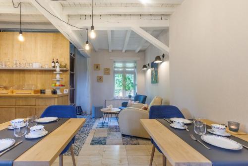 a dining room with wooden tables and blue chairs at B&B Hof Ter Koningen in Aalst