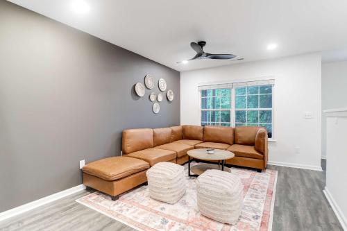 uma sala de estar com um sofá e uma mesa em Boho Ferry- Mins from Credit One- Pet Friendly em Charleston