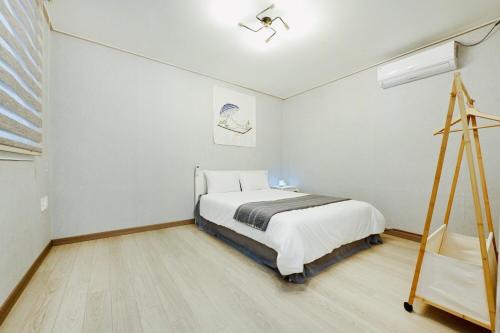 a bedroom with a bed and a tripod in it at Stay Gapyeong 2025 Renovation in Kwanch'ŏng-ni