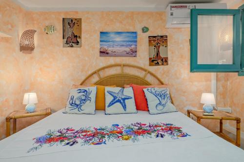 ein Schlafzimmer mit einem Bett mit Blumen darauf in der Unterkunft Casa Taverna in Porto Taverna