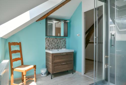 ein Badezimmer mit Waschbecken und Glasdusche in der Unterkunft Gite Le Moulin De Bayard in Pontcharra