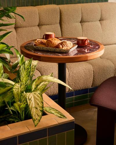 Posezení v ubytování Sir Devonshire Square Hotel, part of Sircle Collection