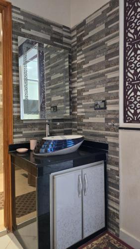 マラケシュにあるNear Airport hostingの洗面台と鏡のあるバスルーム