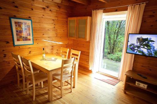 Телевизор и/или развлекательный центр в Blockhaus Ferien - Ferienhaus Arnarson